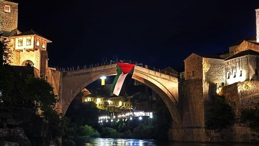 سكان مدينة "موستار" البوسنية يعلقون العلم الفلسطيني على أشهر جسورها